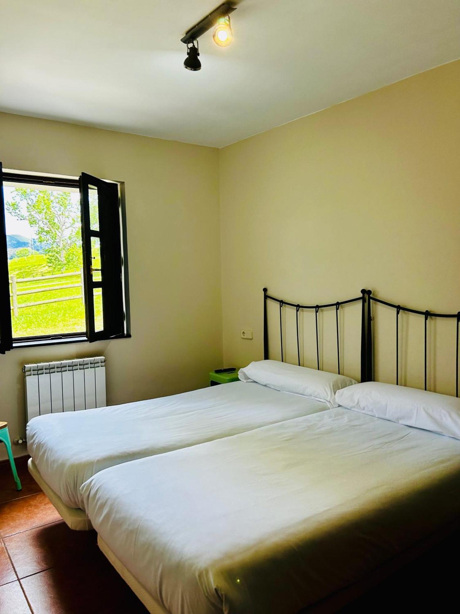 Casa y Apartamentos La Maestra Arriondas Bagian luar foto