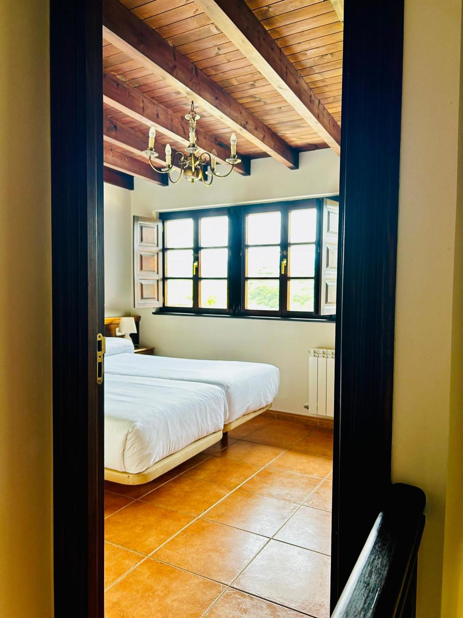 Casa y Apartamentos La Maestra Arriondas Bagian luar foto