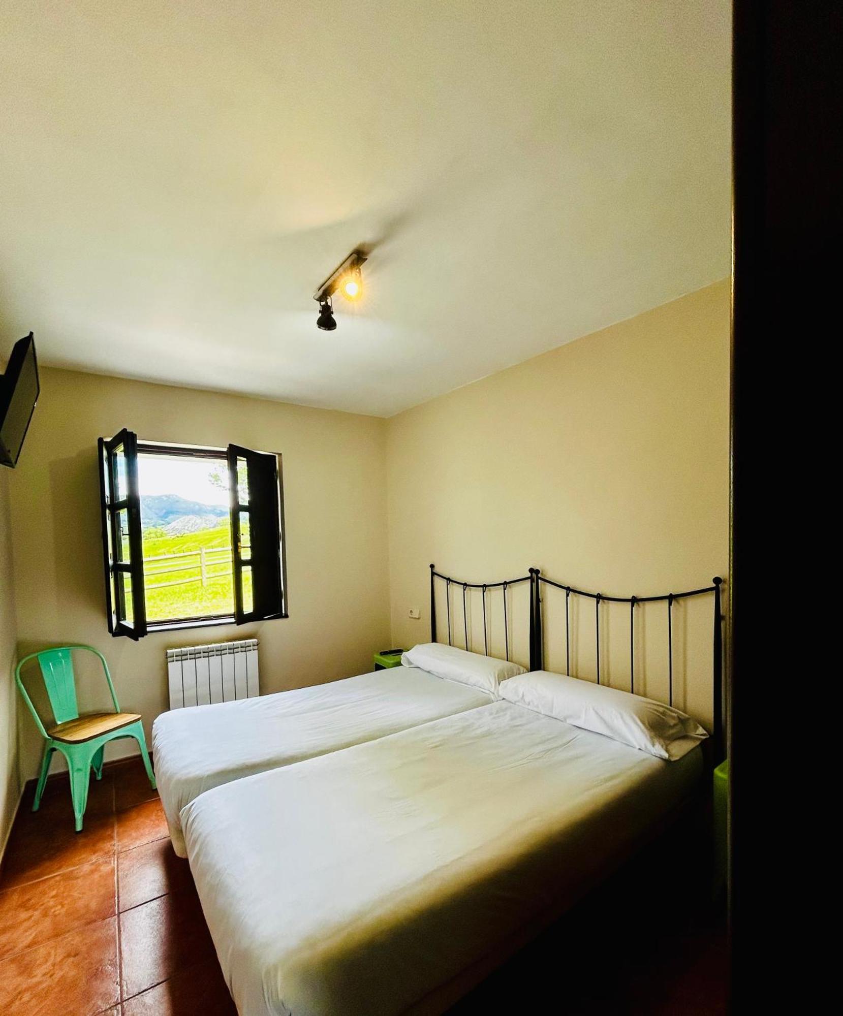 Casa y Apartamentos La Maestra Arriondas Bagian luar foto