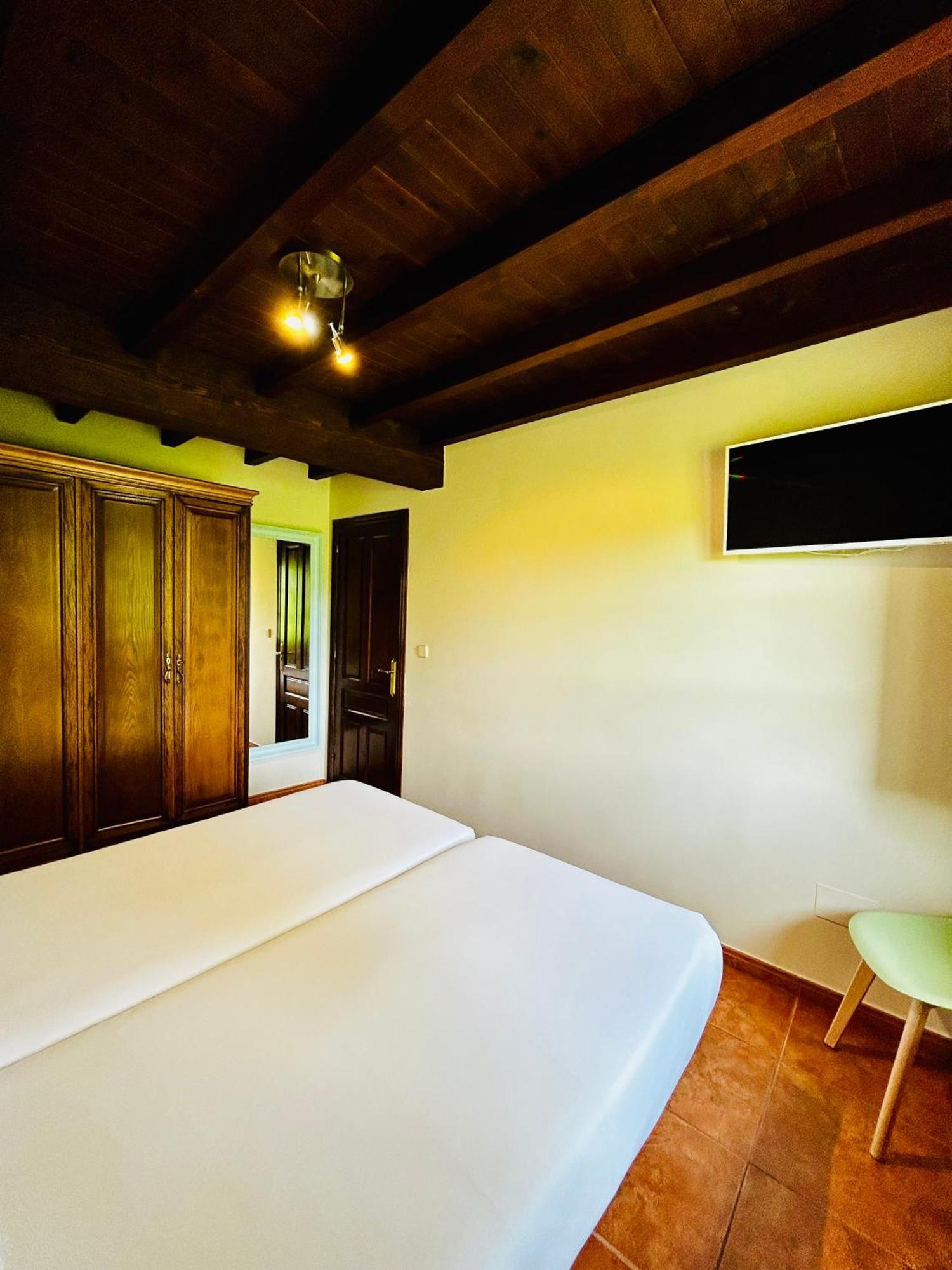 Casa y Apartamentos La Maestra Arriondas Bagian luar foto