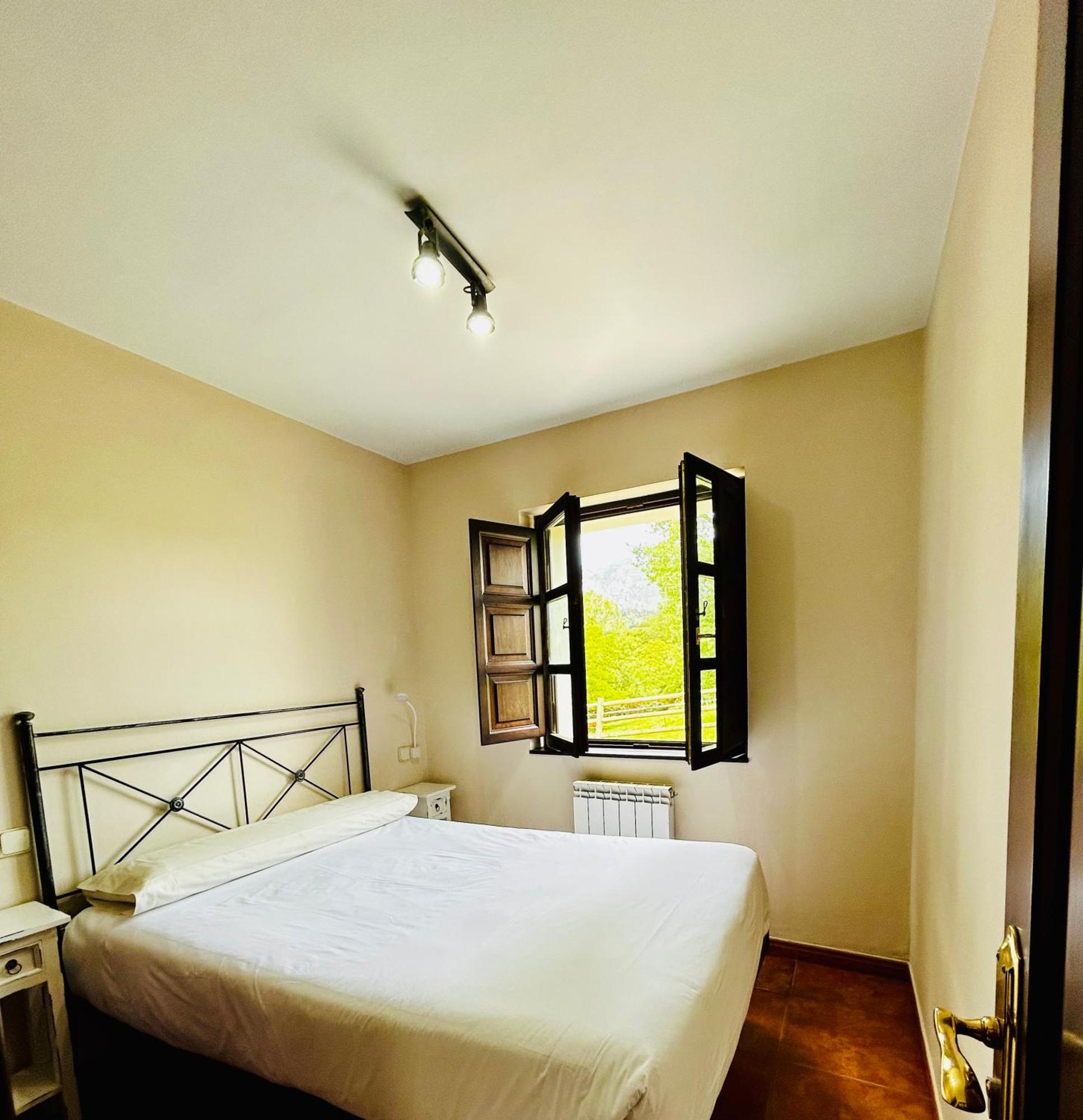 Casa y Apartamentos La Maestra Arriondas Bagian luar foto