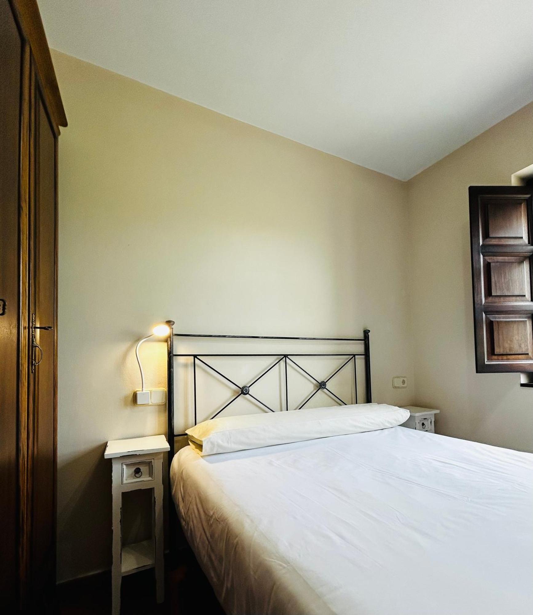 Casa y Apartamentos La Maestra Arriondas Bagian luar foto